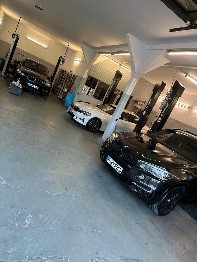 KFZ-Mechaniker bei der Arbeit